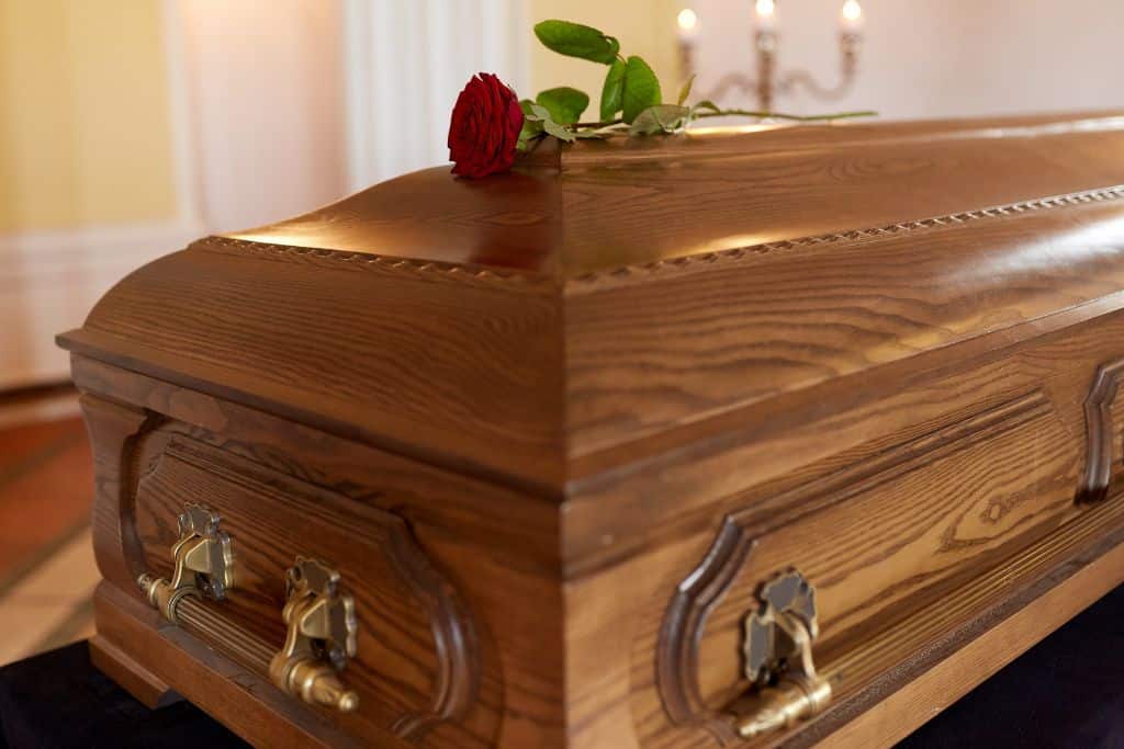 Jaką trumnę wybrać do kremacji? Kluczowe cechy i różnice materiałowe